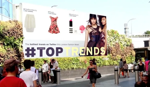 Topshop在户外广告屏上集成实时Twitter数据，预报服饰潮流趋势