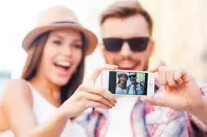 FeelUnique：女性平均每周花费在自拍上的时间达5小时