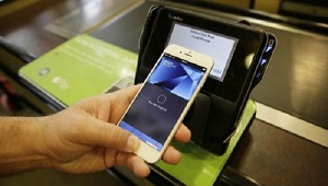 在银联和15家中国银行的支持下，Apple Pay将在明年入华
