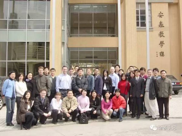 杜凌（第一排右二）在华盛顿大学读MBA期间，带领美国教授和同学回国考察。图为访问上海交大商学院的合影。