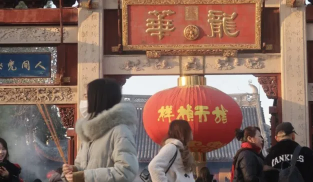 现在流行跨年撞钟？今天上海是不是一半人都在龙华寺｜声浪