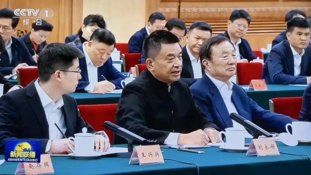 包围在一众科技企业中的刘永好和新希望