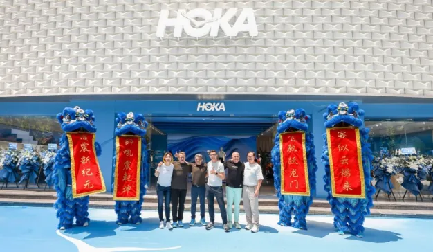 HOKA ONE ONE®全球首家品牌体验中心盛大启幕，以“飞鸟集结”之姿，与中国跑者共振共生