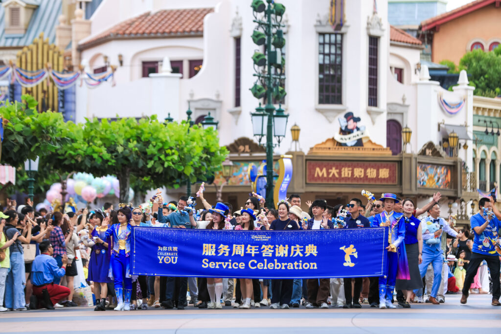 上海迪士尼举办最大规模“服务周年答谢庆典”，近3000名演职人员和幻想工程师共庆长期服务里程碑