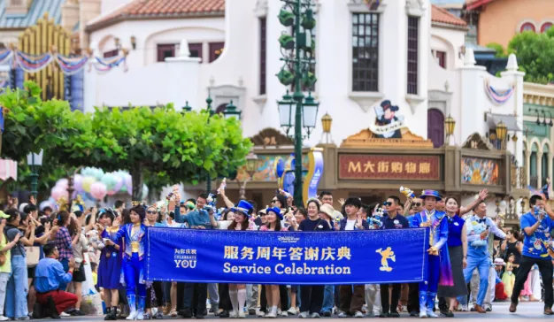 上海迪士尼举办最大规模“服务周年答谢庆典”，近3000名演职人员和幻想工程师共庆长期服务里程碑